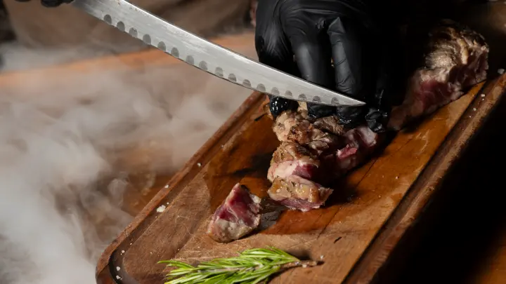 Découpe de viande chez Gold Beef Marseille