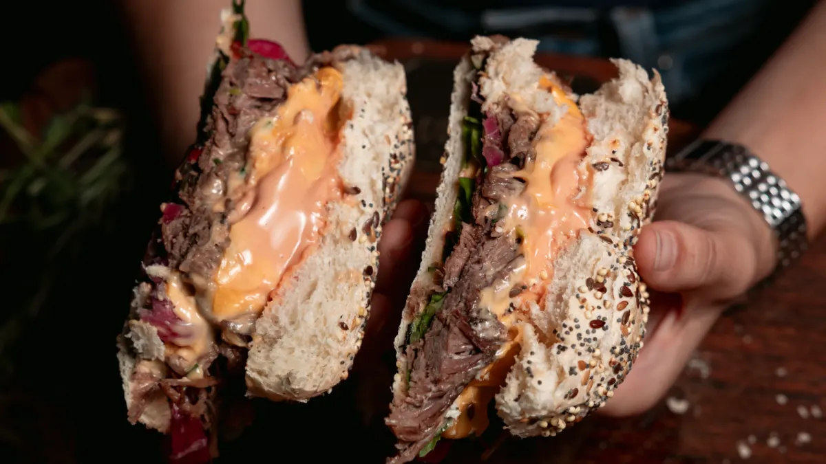 Burger maison servi chez Gold Beef Marseille