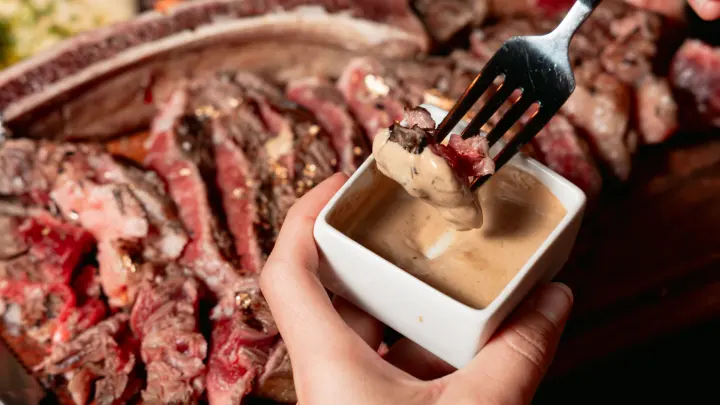 Viande halal avec sauce servie chez Gold Beef Marseille