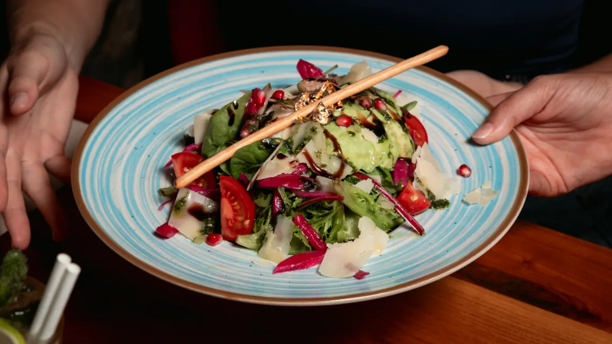 Salade servie chez Gold Beef Marseille