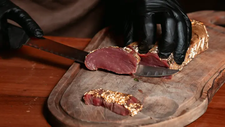 Découpe de viande chez Gold Beef Marseille